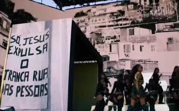 Mensagem acusada de racismo religioso exposta em show da Ludmilla no Coachella