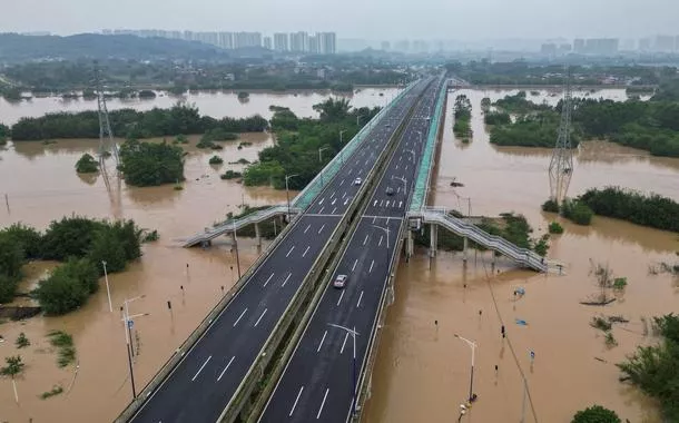 Enchentes abalam sul da China e provocam temores de clima extremo