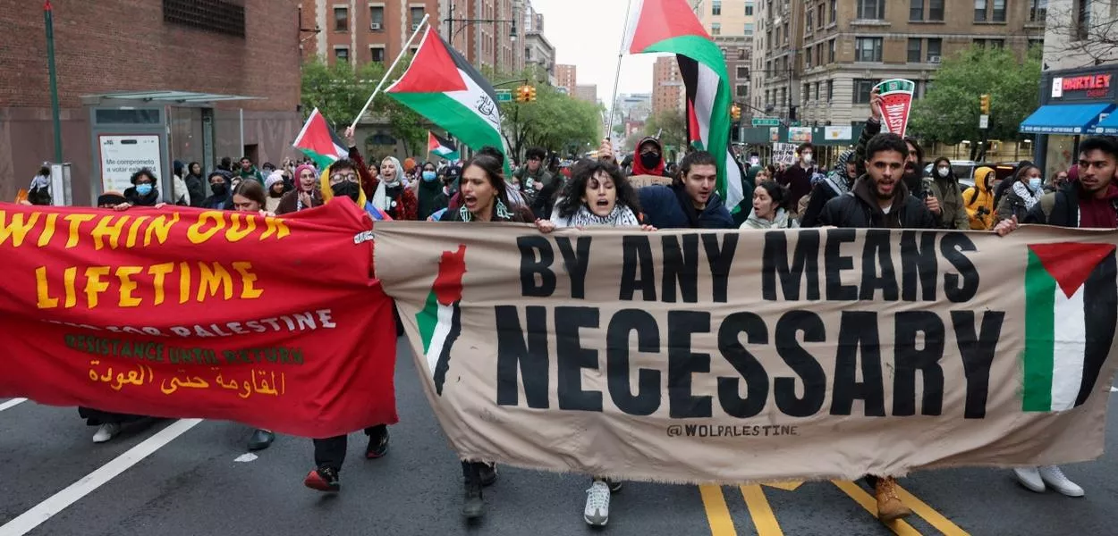 Manifestantes, em Nova York, protestam em solidariedade aos organizadores pró-palestinos enquanto bloqueiam uma rua, em meio ao conflito em curso entre Israel e o Hamas