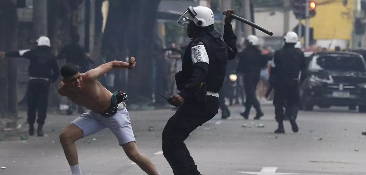 Policial agride homem no Rio de Janeiro