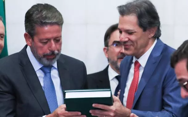 Contra Lula, Lira pressiona Haddad a implementar austeridade fiscal