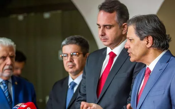Senadores e ministro Fernando Haddad durante entrega do Projeto de Lei Complementar de Regulamentação da Reforma Tributária do Consumo