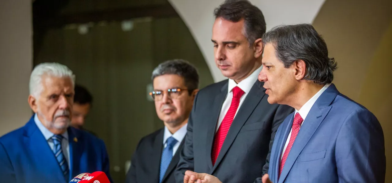 Senadores e ministro Fernando Haddad durante entrega do Projeto de Lei Complementar de Regulamentação da Reforma Tributária do Consumo