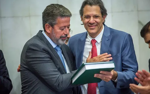 Haddad foi pessoalmente entregar o projeto ao presidente da Câmara, Arthur Lira (PP-AL), em um gesto simbólico, após atritos entre o deputado e o governo