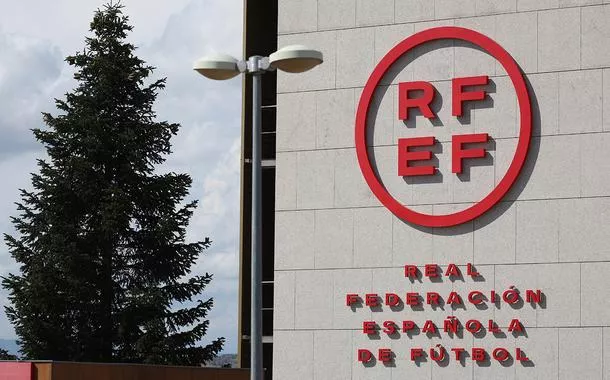 Governo da Espanha vai supervisionar federação de futebol. Fifa e Uefa demonstram preocupação
