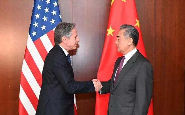 Wang Yi diz a Blinken que EUA devem deixar de interferir nos assuntos internos da China
