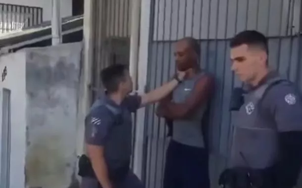 PM afasta agentes envolvidos em abordagem violenta com spray de pimenta contra homem negro