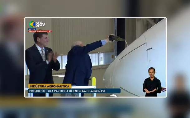 'Azul & Embraer, Orgulho do Brasil': Lula faz o batismo de novo avião nacional