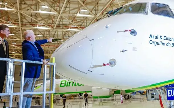 Lula durante visita ao hangar a uma fábrica da Embraer, em São José dos Campos