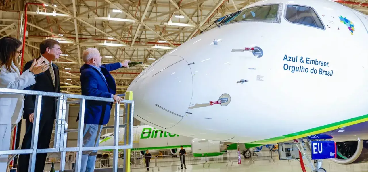 Lula durante visita nesta sexta-feira (26) ao hangar da fábrica da Embraer, em São José dos Campos