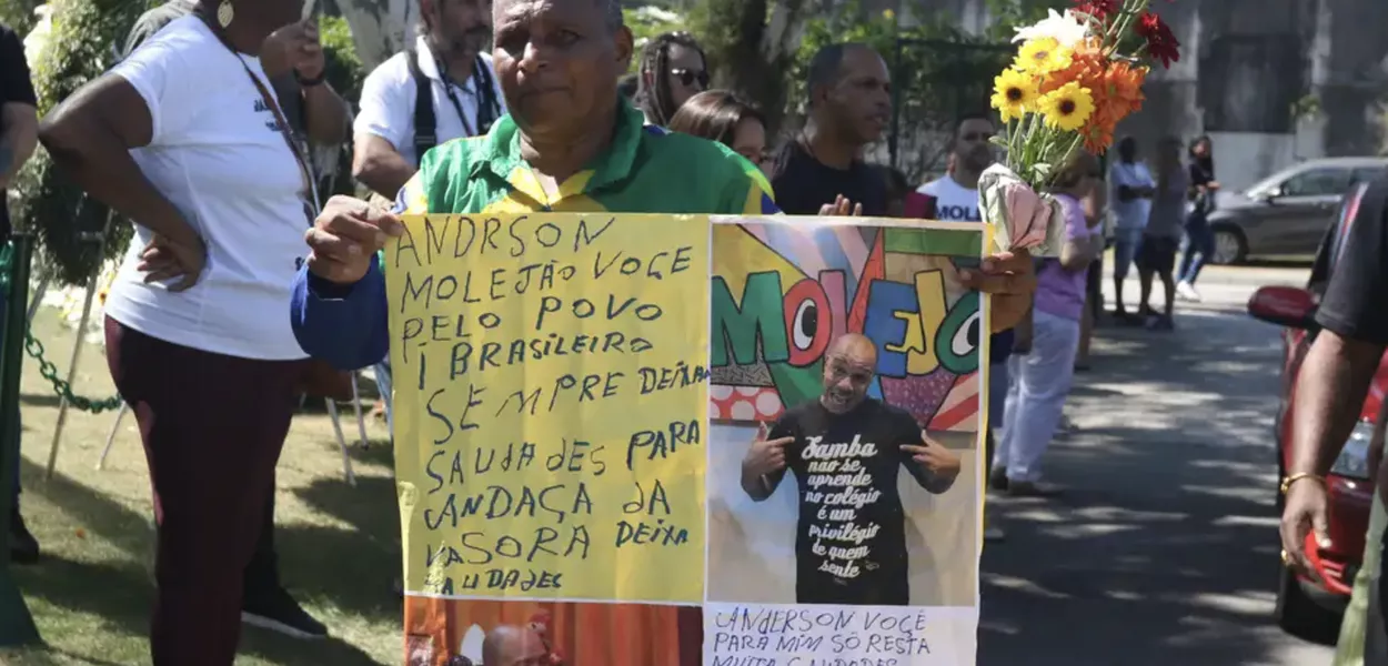 Fã se despede de Anderson, do Molejo