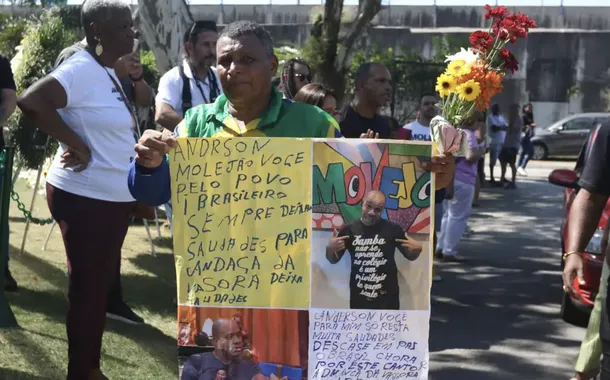 Fã se despede de Anderson, do Molejo
