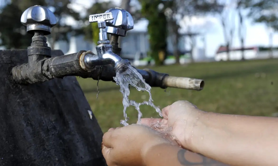 agua-torneira-saneamento