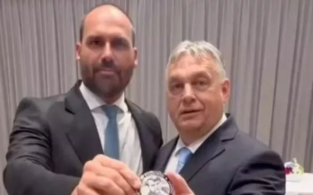 Eduardo Bolsonaro entrega medalha de "imbrochável" e "incomível" ao premiê da Hungria, Viktor Orbán