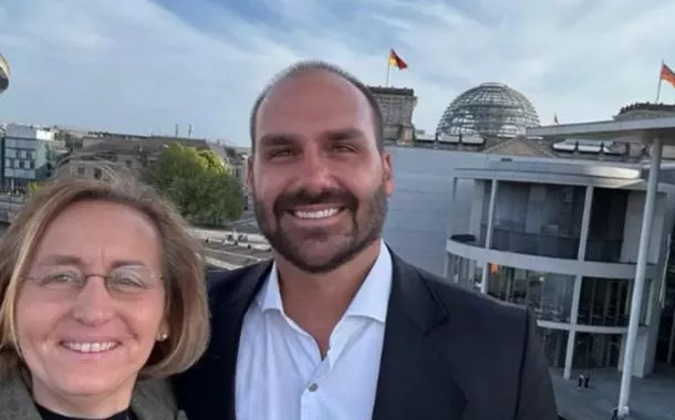 Neta de ministro nazista publica foto com Eduardo Bolsonaro: 'amigo'