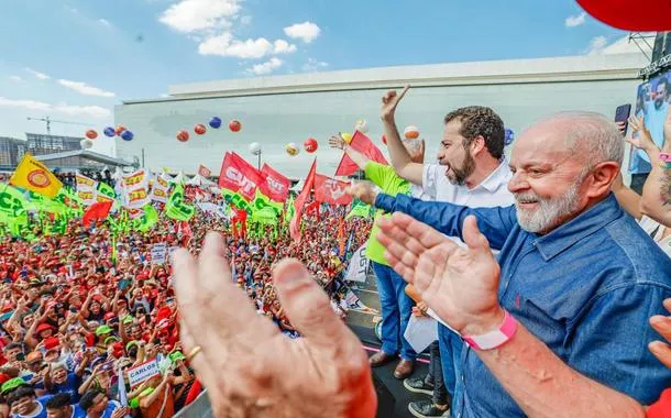 TRE reduz multas de Lula e Boulos por propaganda antecipada no 1º de Maio