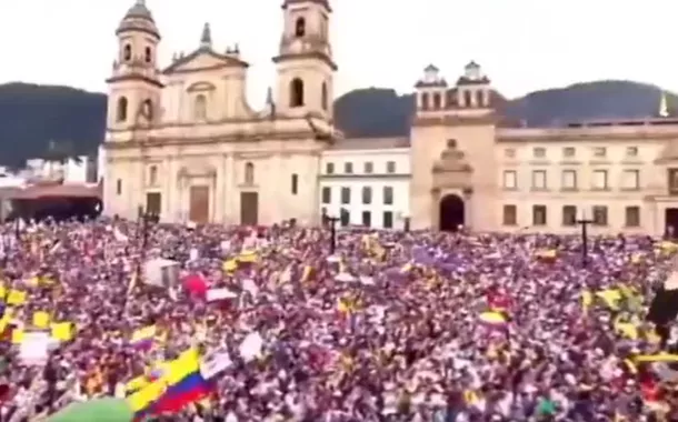 Multidão vai às ruas de Bogotá em apoio à decisão de Petro de romper relações com Israel