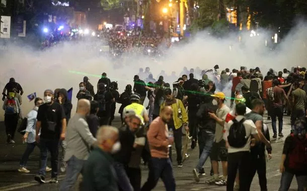 Legisladores da Geórgia entram em confronto no parlamento após repressão a manifestantes contra lei de 'agentes estrangeiros'