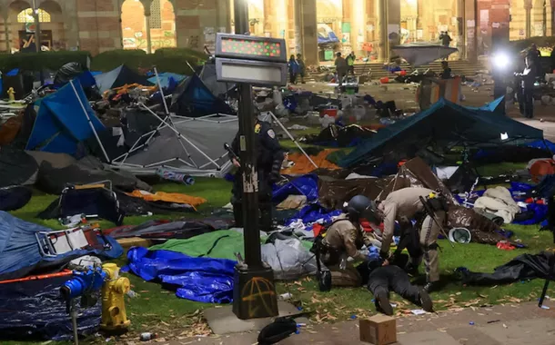 Policiais esvaziam o acampamento de protesto em apoio aos palestinos na Universidade da Califórnia em Los Angeles (UCLA)