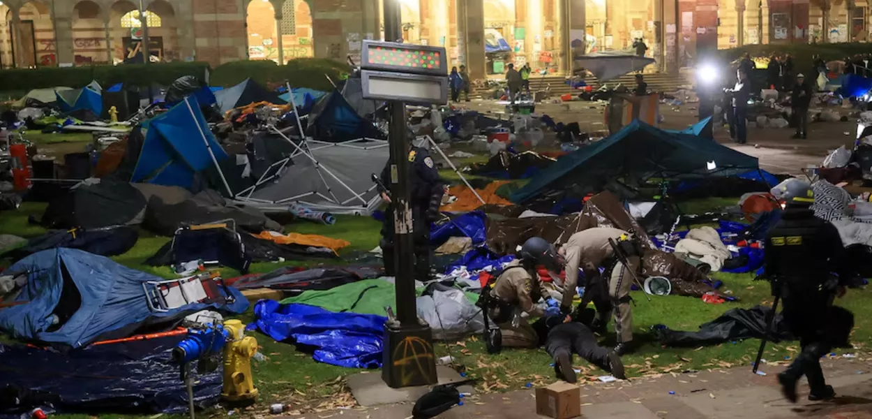 Policiais esvaziam o acampamento de protesto em apoio aos palestinos na Universidade da Califórnia em Los Angeles (UCLA)