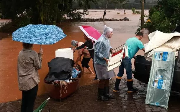 Lago Guaíba pode chegar a 5 metros nesta sexta-feira. População do RS sofre com temporais