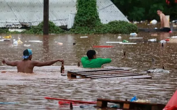 Aumenta o número de pessoas afetadas pelas enchentes no RS