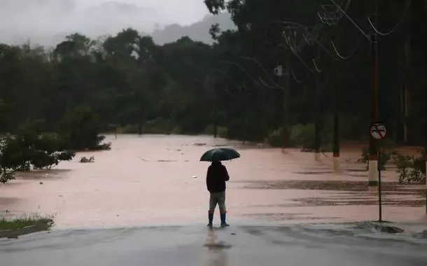 Sobe para 100 número de mortes confirmadas por chuvas no RS. Ainda há 128 desaparecidos