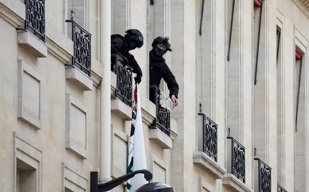 Policiais removem faixa durante retirada de manifestantes contrários a Israel de universidade em Paris, na França
03/05/2024
