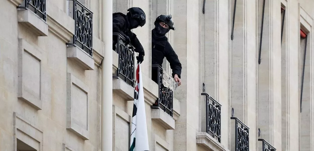 Policiais removem faixa durante retirada de manifestantes contrários a Israel de universidade em Paris, na França
03/05/2024
