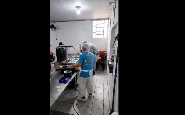 Goleiro do Inter participa de ação voluntária para ajudar vítimas das chuvas no RS