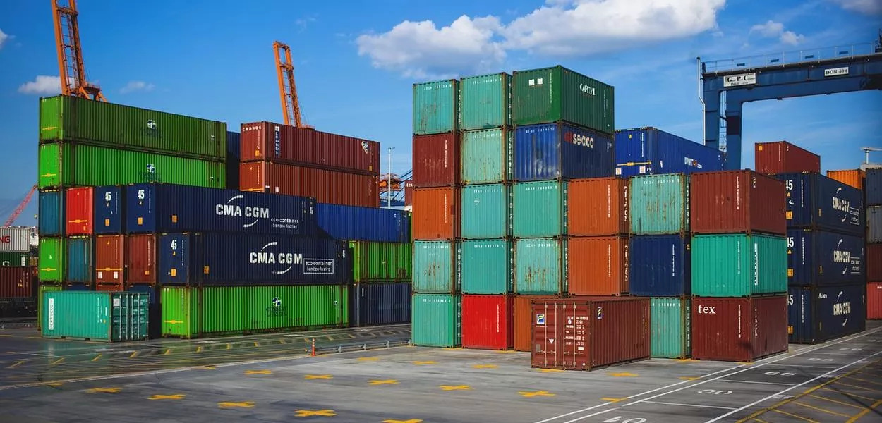 Maior greve em 50 anos paralisa metade do transporte marítimo dos EUA