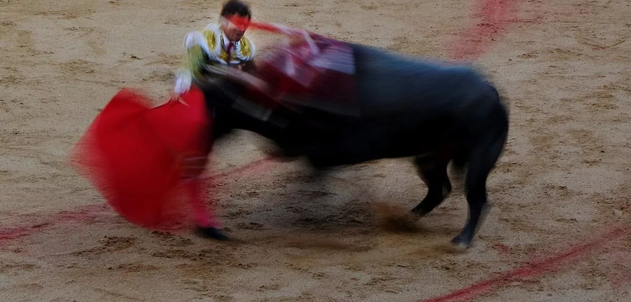 Toureiro Fernando Robleno durante tourada em Pamplona, na Espanha