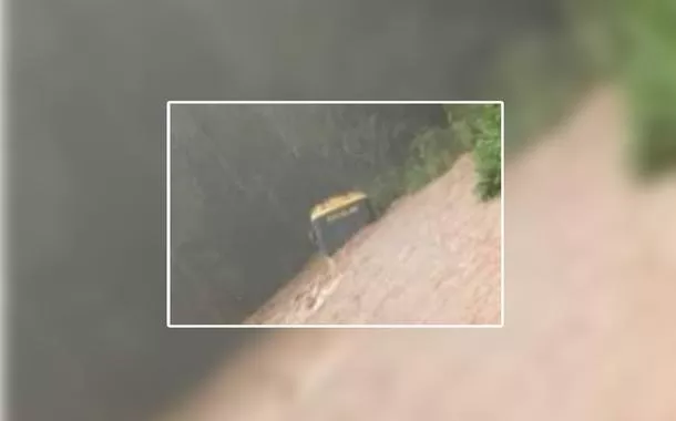 Ônibus sendo engolido por temporal em Santa Catarina