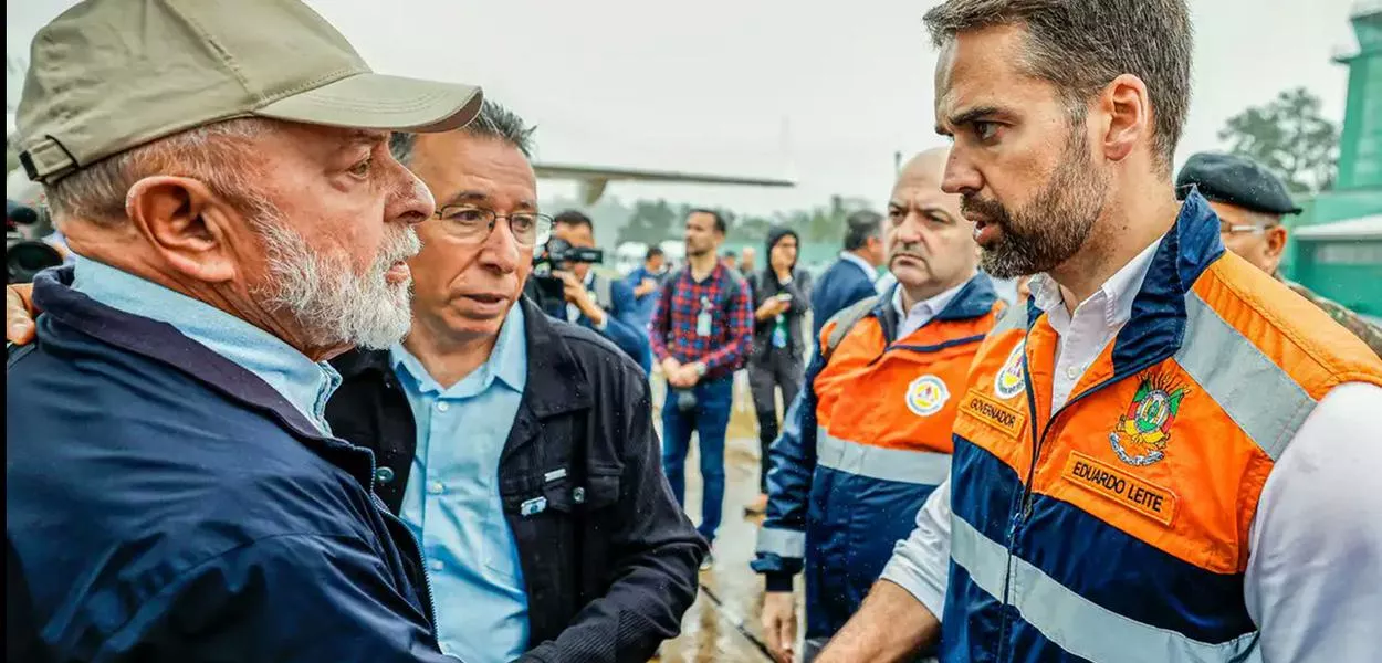 Lula e o governador do Rio Grande do Sul, Eduardo Leite, se cumprimentando