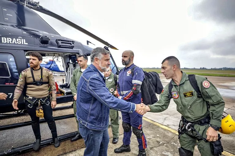 Ministro Paulo Pimenta (Secom) aterrissou neste sábado no Rio Grande do Sul para ajudar na coordenação do trabalho de auxílio humanitário
