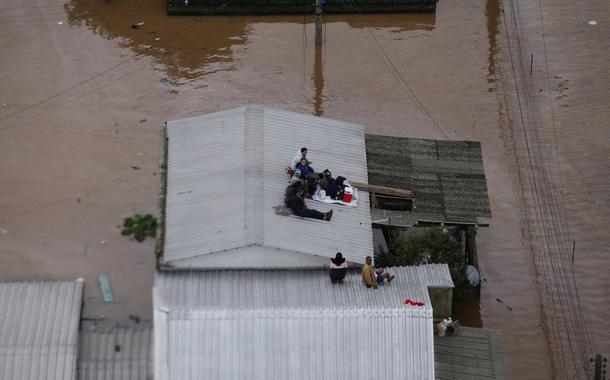 Chuvas deixam ao menos 75 mortos e mais de 100 desaparecidos no RS. Lula sobrevoa áreas afetadas