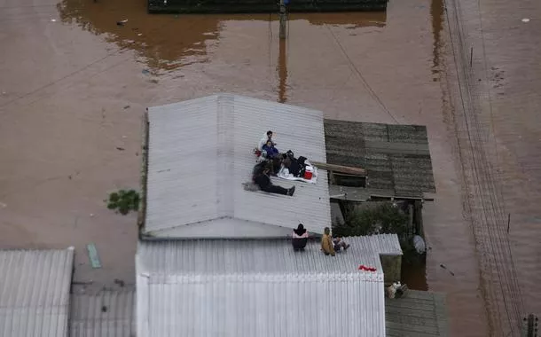 Chuvas deixam ao menos 75 mortos e mais de 100 desaparecidos no RS. Lula sobrevoa áreas afetadas