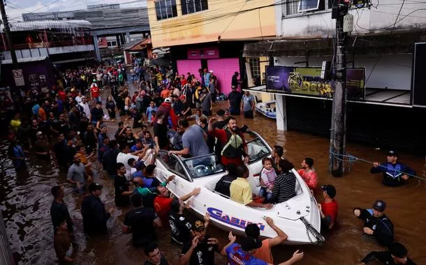 Pessoas são resgatadas de enchentes em Canoas, no Rio Grande do Sul 05/05/2024 