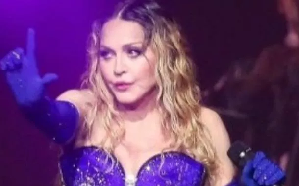 Madonna faz o L durante show em Copacabana