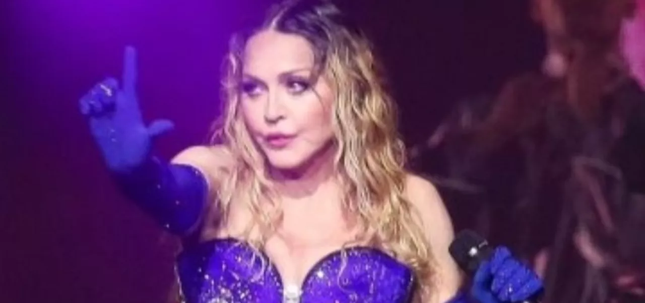 Madonna faz o L durante show em Copacabana