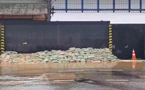 Só não venderam o muro que deveria proteger Porto Alegre