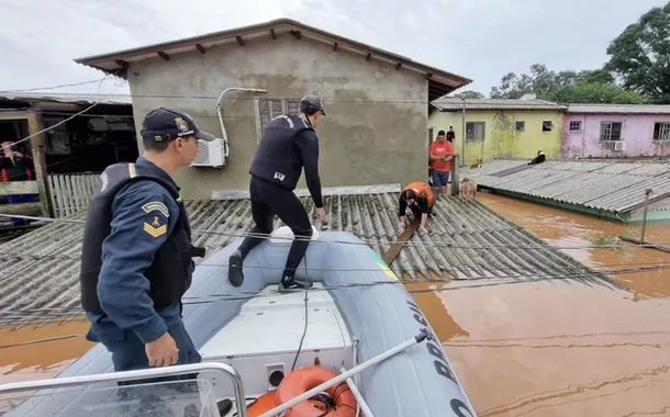 Com quase 159 mil desalojados por alagamentos, governo do Rio Grande do Sul pede que pessoas não voltem para casa