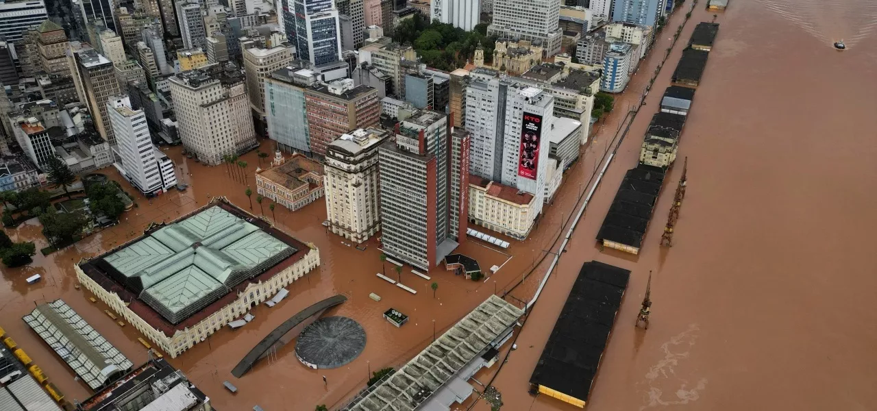 Ruas alagadas em Porto Alegre