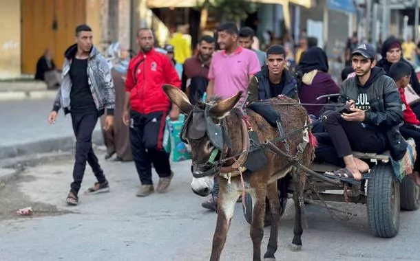 Sob chuva e bombas, palestinos fogem de Rafah em busca de abrigo mais uma vez