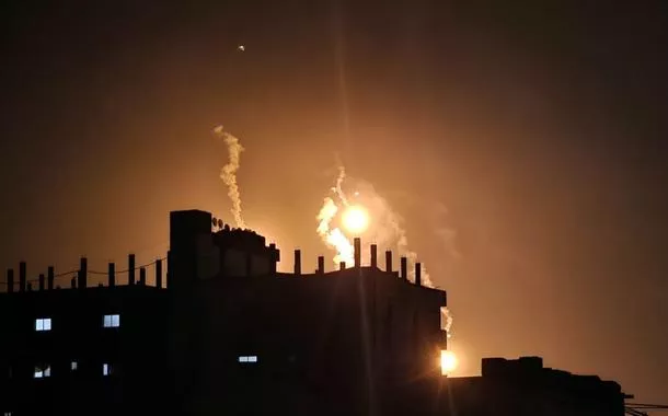 Novos ataques israelenses deixam dezenas de mortos em Gaza em meio a apagão e colapso humanitário