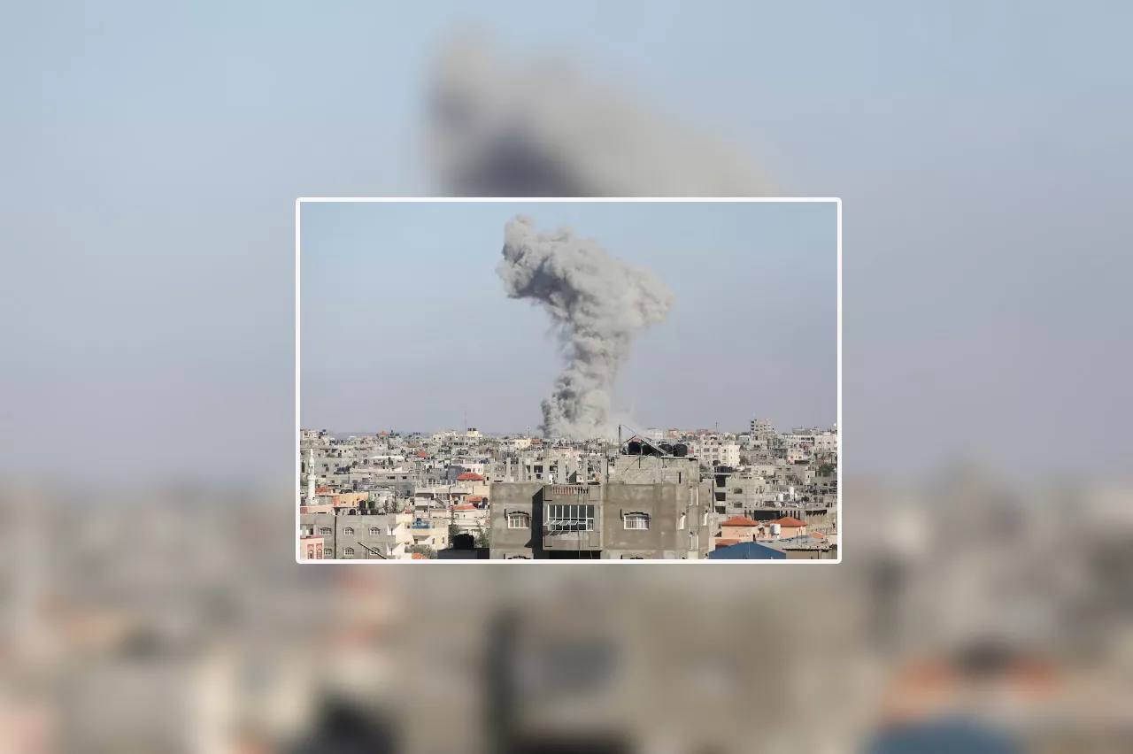 Fumaça sobe após ataques israelenses em Rafah, no sul da Faixa de Gaza