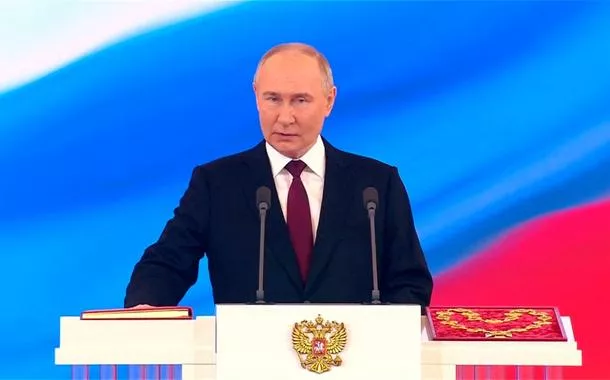 O presidente russo, Vladimir Putin, presta juramento durante uma cerimônia de inauguração no Kremlin, em Moscou, Rússia, em 7 de maio de 2024, nesta imagem tirada de um vídeo transmitido ao vivo