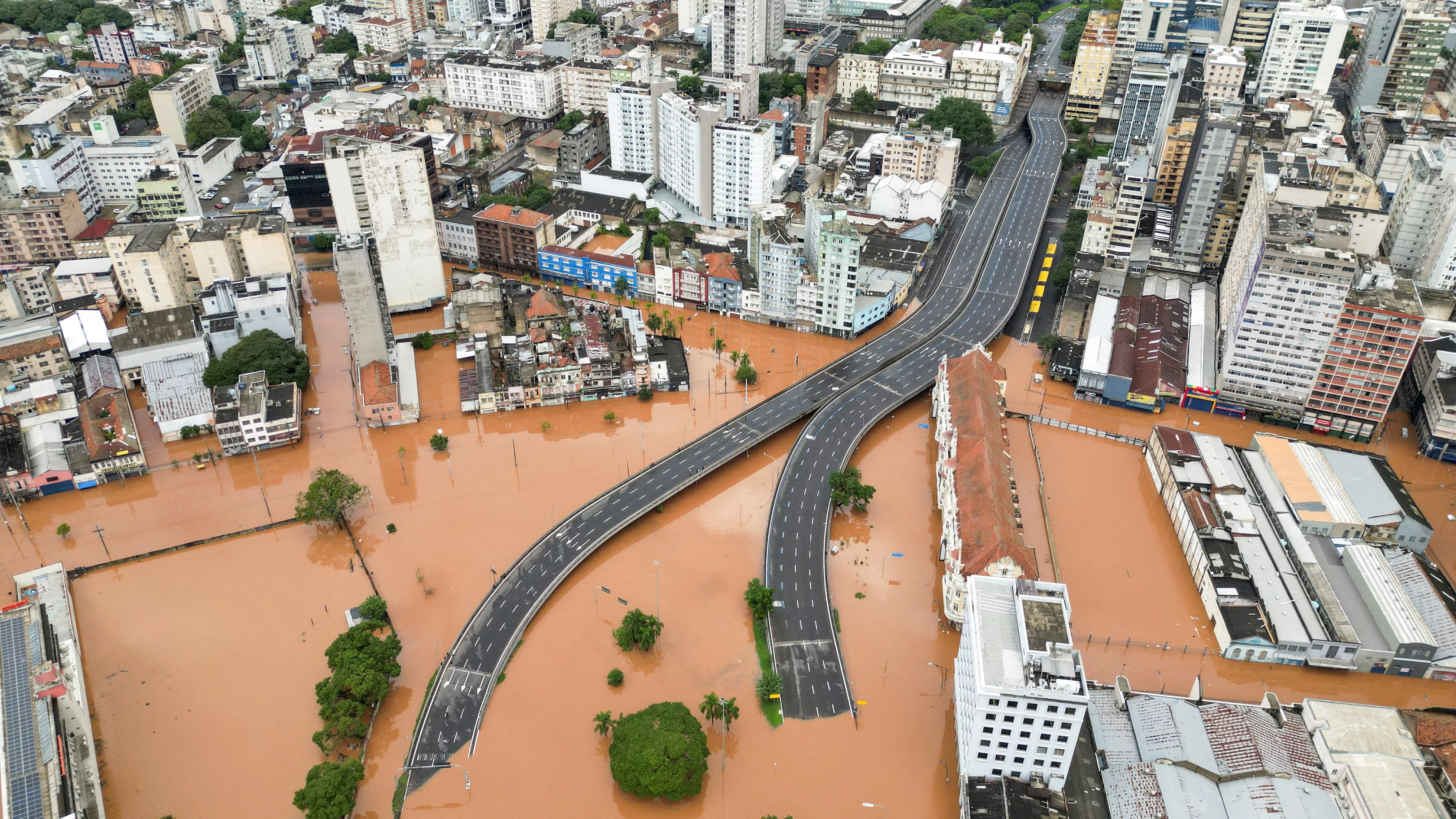 Alagamento em Porto Alegre provocado por chuva recorde no RS