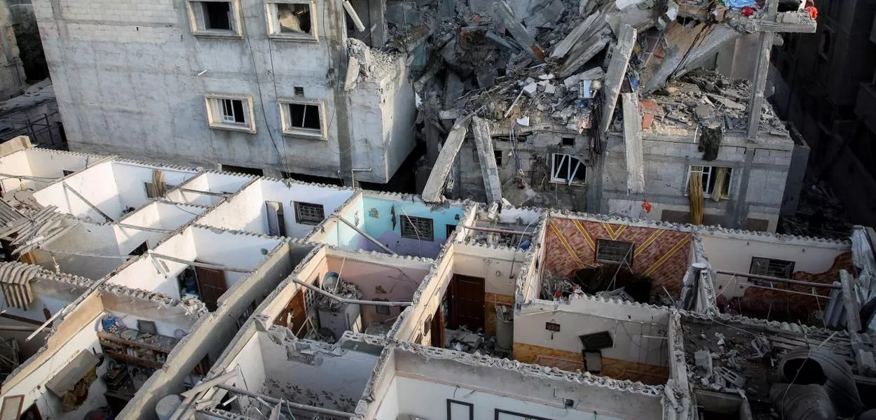 Destroços após ataque de Israel a Rafah, na Faixa de Gaza