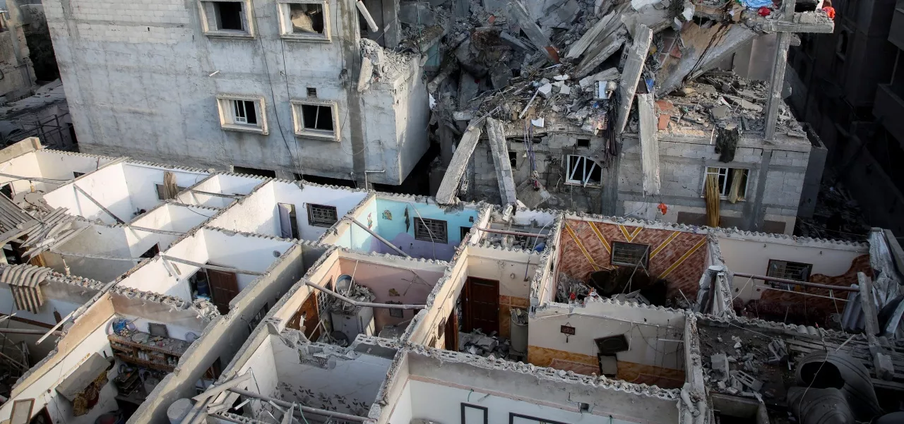 Destroços após ataque de Israel a Rafah, na Faixa de Gaza